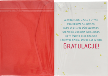 Karnet urodzinowy dla czterolatka, otwarty, jasnokremowy z życzeniami, konfetti, częściowo w czerwonym opakowaniu.