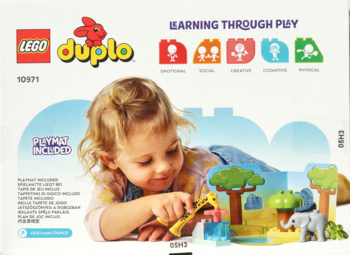 Okładka LEGO DUPLO 10971 Dzikie zwierzęta Afryki z dzieckiem bawiącym się ze słoniem i żyrafą na sawannie.