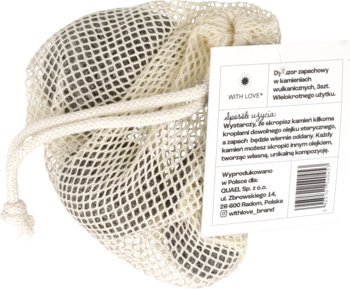 Beżowa siatkowa torebka z naturalnymi kamieniami zapachowymi do olejków eterycznych, widok z etykietą produktu.