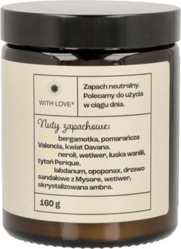 Tył brązowej świecy WITH LOVE 160g w słoiku, z beżową etykietą z nutami zapachowymi bergamotki i drzewa sandałowego.
