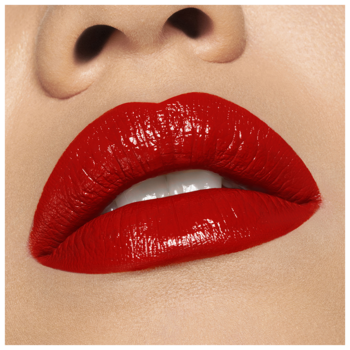 Zbliżenie na usta z czerwoną szminką Pupa Vamp! Iconic Red. Błyszczące, intensywnie czerwone usta z efektem powiększenia.