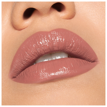 Zbliżenie na usta z szminką Pupa Vamp! 102 Rose Nude, delikatny róż z kremowym, powiększającym wykończeniem.