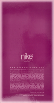 Tył lśniącego opakowania damskiej wody toaletowej Nike Perfumes w kolorze magenty, z białym logo i tekstem.
