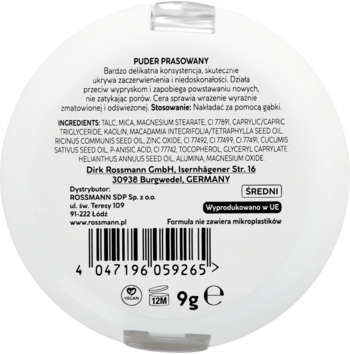 Tył białego, okrągłego pudru prasowanego Rossmann, odcień średni, z kodem kreskowym i listą składników. 9g.