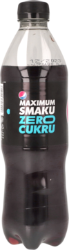 Przezroczysta butelka Pepsi Max Zero Cukru z ciemnym napojem i czarną nakrętką, widok przodu pod kątem.