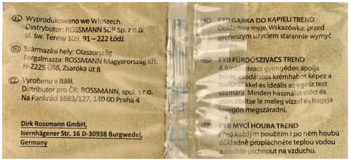 Tył brązowo-zielonego opakowania gąbki do kąpieli z adresem Rossmann i widoczną pionową przezroczystą taśmą.
