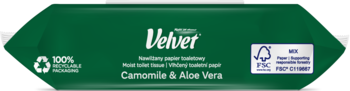 Widok z góry zielonego opakowania Velver nawilżanego papieru toaletowego Chamomile & Aloe Vera, 100% biodegradowalnego i spłukiwalnego.