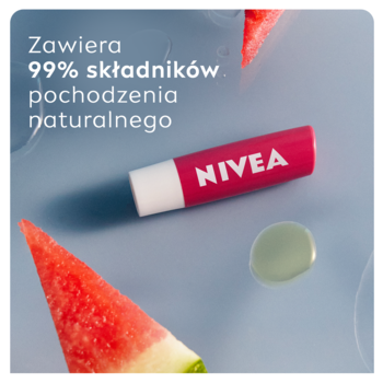 Różowa pomadka NIVEA Watermelon z logo, leżąca na niebieskim tle obok soczystych plastrów arbuza i kropli wody.