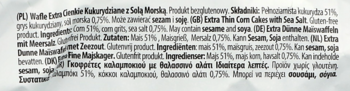 Zbliżenie na czarno-białą etykietę wafli kukurydzianych z solą morską, info o produkcie bezglutenowym.