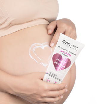 Balsam 4organic Organic Mama na rozstępy w białej tubce, aplikowany na ciążowy brzuch tworząc serce.