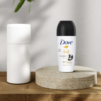 Antyperspirant Dove Advanced Care Invisible Dry 50ml w kulce, czarno-biały na postumencie obok białego walca.