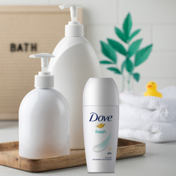 Antyperspirant Dove Fresh damski w kulce, biała butelka, obok 2 białe butelki z pompką w łazience.