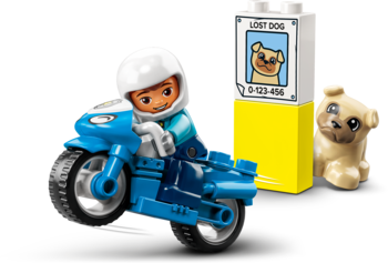 Zestaw Lego Duplo: figurka na niebieskim motocyklu i słupek z plakatem 'Zaginiony Pies' obok beżowego pieska.