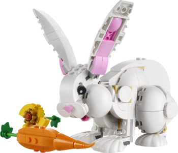 Biały królik LEGO z klocków, patrzący w prawo, z różowymi uszami i trzymający pomarańczową marchewkę.