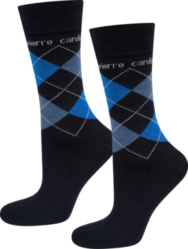Dwie czarne skarpety męskie Pierre Cardin z niebiesko-szarym wzorem argyle w romby, widok z przodu.