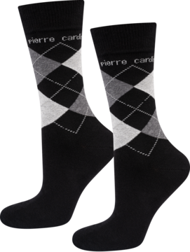 Dwie pary czarnych skarpet Pierre Cardin z biało-szarym wzorem rombów argyle, widok z przodu.