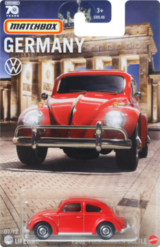 Czerwony Matchbox VW Beetle 1962, model 1:64 w blisterze, widok z przodu, z ilustracją Bramy Brandenburskiej.