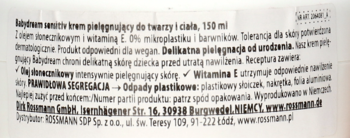 Tył opakowania kremu Babydream sensitiv 150ml. Widoczny opis produktu: wegański, bez mikroplastiku i barwników.