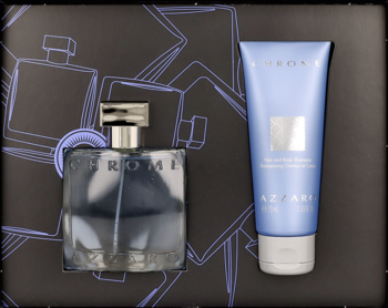 Zestaw Azzaro Chrome: szklany flakon wody toaletowej 50 ml i niebieska tuba szamponu 75 ml na ciemnym tle.