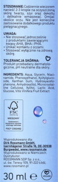 Tył jasnoniebieskiego opakowania serum Isana Love Your Skin z niacynamidem, 30ml. Widoczne opisy, skład i loga FSC/Vegan.