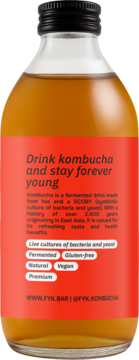 Tył butelki Kombuchy Forever Young Classic Black z czerwoną etykietą, opisem napoju i jego cech probiotycznych.