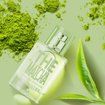 Butelka Solinotes The Matcha Eau de Parfum 50ml z jasnozielonym płynem, otoczona proszkiem i liśćmi zielonej herbaty.