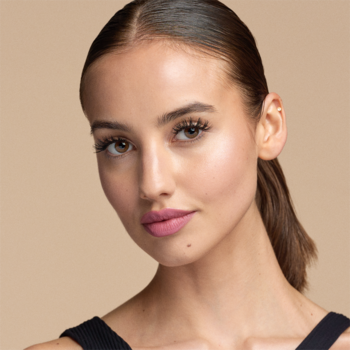 Catrice Dramatic Curl Lashes: zbliżenie na modelkę z mocno podkręconymi, pełnymi sztucznymi rzęsami.