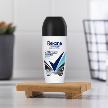 Rexona Invisible Aqua 72h roll-on antyperspirant na drewnianej podstawce, butelka z niebieskim detalem.
