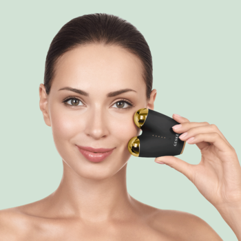 Czarno-złoty mikroprądowy lifting GESKE 6w1 z wałkami na twarzy uśmiechniętej kobiety, zielone tło.