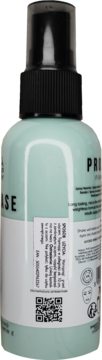 MUA Pro Base Fixing Spray w miętowej butelce z czarnym spryskiwaczem, tył z etykietą i kodem QR.