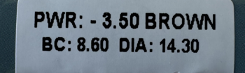 Etykieta brązowych soczewek kontaktowych z mocą -3.50, BC 8.60, DIA 14.30. Wyraźny tekst.