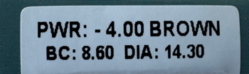 Zbliżenie na etykietę miesięcznych soczewek kontaktowych All Vue Colors Plus -4.00 brązowe, z PWR, BC i DIA.