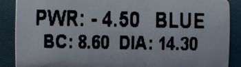 Etykieta soczewek All Vue Colors Plus: moc -4.50, BC 8.60, DIA 14.30, kolor niebieski. Zbliżenie.