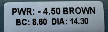 Zbliżenie białej etykiety soczewek All Vue Colors Plus, moc -4.50, kolor brązowy, BC 8.60, DIA 14.30.