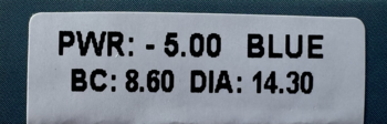 Etykieta soczewek All Vue Colors Plus: moc -5.00, niebieskie, BC 8.60, DIA 14.30. Biała z czarnym tekstem.