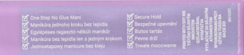 Bok opakowania The No Glue Mani, fioletowe tło z listą cech, m.in. "One Step No Glue Mani", "Secure Hold".
