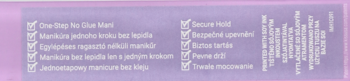 Jasnofioletowe opakowanie manicure The No Glue Mani z białymi opisami cech, widok z bliska tekstu.