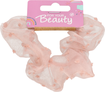 Jasnoróżowa gumka scrunchie z tiulu, ozdobiona małymi wypukłymi kropkami, na różowym opakowaniu. Widok z przodu.