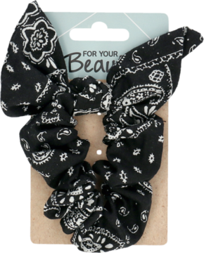 Dwie czarne gumki scrunchie z białym wzorem paisley, na beżowym kartoniku z napisem FOR YOUR Beauty, widok z przodu.