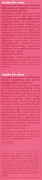 Tył opakowania kremu Bioderma Sensibio DS+ na różowym tle, widoczny szczegółowy opis i lista składników.