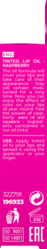 Boczna ściana różowego opakowania Tinted Lip Oil Raspberry z białym opisem i symbolami produktu.
