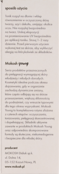 Tył beżowej etykiety toniku Mokosh Young z instrukcją użycia i opisem składników, tekst czarną czcionką.