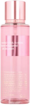 Victoria's Secret Petal Buzz mgiełka do ciała. Różowa butelka z różowym płynem, tył z opisem: grejpfrut, różowy pieprz.
