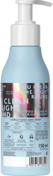 Tył jasnoniebieskiej butelki żelu do demakijażu z białą pompką, holograficzną etykietą i napisem "YOU CLEAN ME RIGHT ROUND", 150ml.