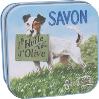 Mydło La Savonnerie de Nyons w jasnoniebieskiej metalowej puszce z psem i napisem "SAVON l'Huile d'Olive", widok z przodu.