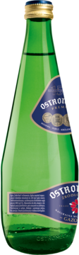 Zielona butelka szklanej wody mineralnej Ostromecko Premium, niegazowanej, z niebieską etykietą i złotym korkiem, widok z boku.