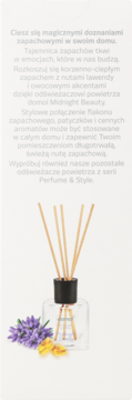 Domol Midnight Beauty dyfuzor: korzenny zapach lawendy i owoców. Szklana butelka z patyczkami, obok kwiaty.