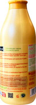 Tył żółtej butelki mleczka pod prysznic Cottage 750ml, z etykietą, składem, kodem QR i logo wegańskim.
