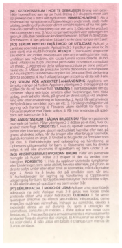 Zbliżenie etykiety Anua Peach 70% Niacin Serum z instrukcjami w kilku językach na różowym tle.