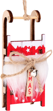 Drewniana ozdoba świąteczna w kształcie sań, z białym futerkiem, jutowym sznurkiem, dzwonkiem i napisem 'XMAS'.